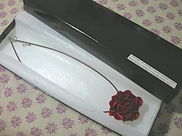 高ベロア 生花 バラM 革チョーカー ルシードフラワー レッド 4枚目の画像