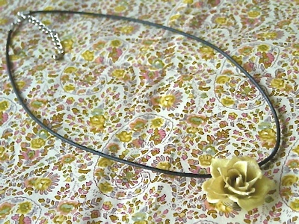 生花 バラ 革チョーカー ルシードフラワー オリーブグリーン 3枚目の画像