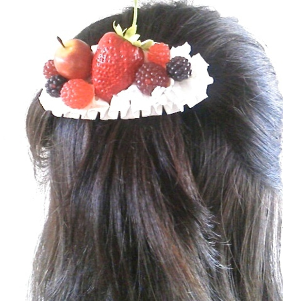 ショートケーキ バレッタ ヘアアクセサリー いちご 姫りんご ベリー フルーツ 3枚目の画像