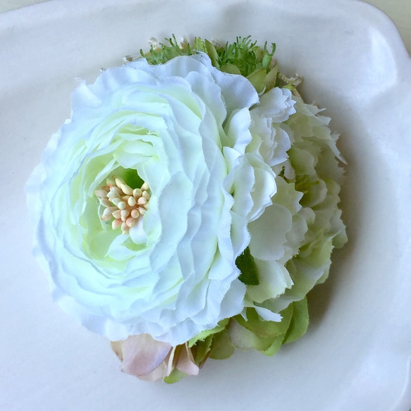 髙⭕️コサージュ ラナンキュラス 紫陽花 ホワイト セレモニー 結婚式 入学式 プレゼント 1枚目の画像