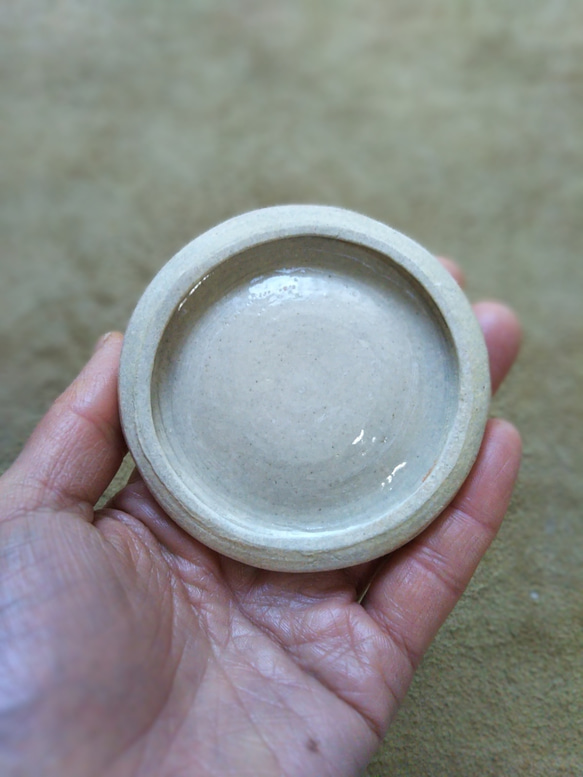 灰釉の小皿 3枚目の画像