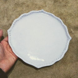 白い洋風な和皿　縁模様入り 1枚目の画像