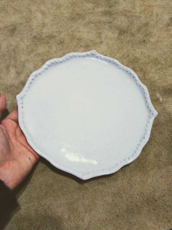 白い洋風な和皿　縁模様入り 1枚目の画像