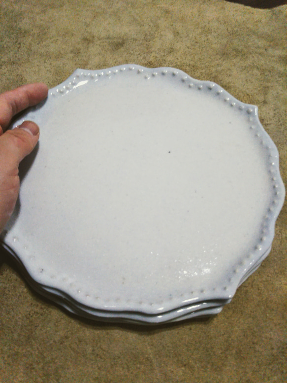 白い洋風な和皿　縁模様入り 4枚目の画像