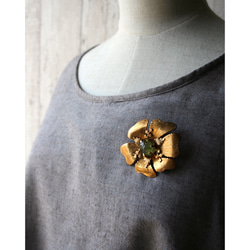 Vintage brass, glass, Flower broach, olive green 第3張的照片