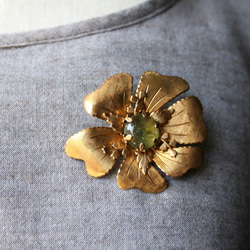 Vintage brass, glass, Flower broach, olive green 第2張的照片