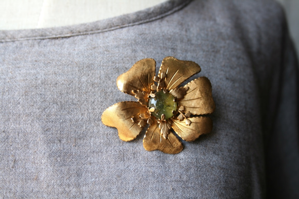 Vintage brass, glass, Flower broach, olive green 第2張的照片