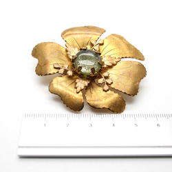 Vintage brass, glass, Flower broach, olive green 第4張的照片