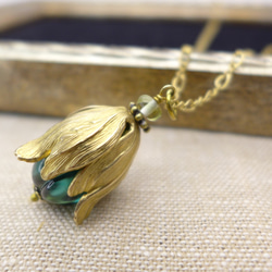 The fruit or flowerbud, Glass and brass necklace, Retro blue 第2張的照片