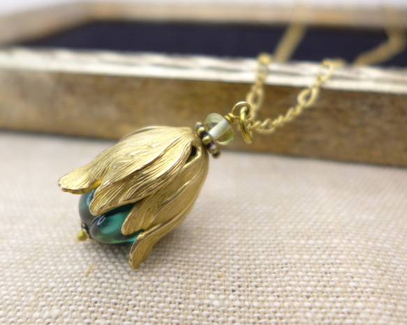 The fruit or flowerbud, Glass and brass necklace, Retro blue 第2張的照片