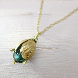 The fruit or flowerbud, Glass and brass necklace, Retro blue 第1張的照片