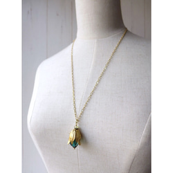 The fruit or flowerbud, Glass and brass necklace, Retro blue 第3張的照片