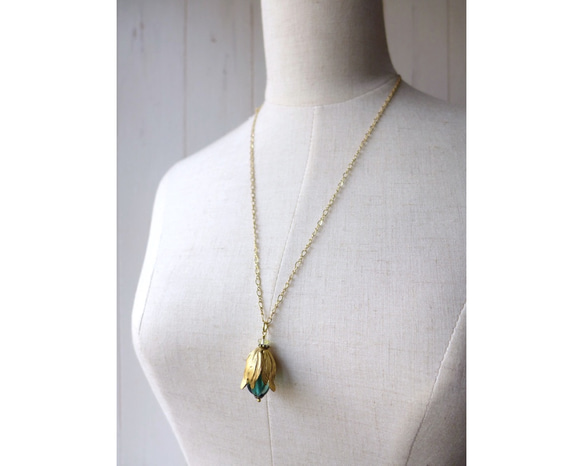 The fruit or flowerbud, Glass and brass necklace, Retro blue 第3張的照片