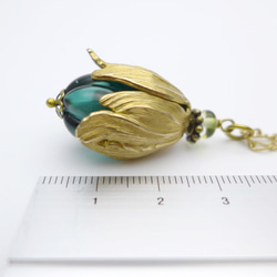 The fruit or flowerbud, Glass and brass necklace, Retro blue 第4張的照片