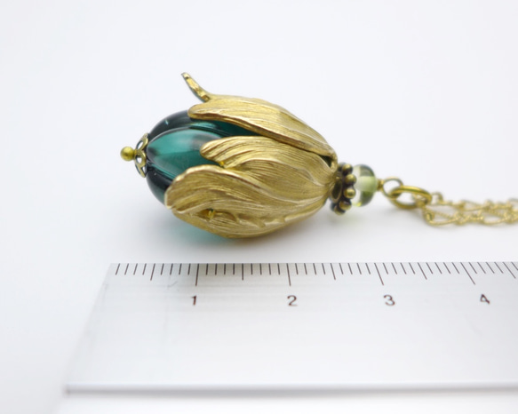 The fruit or flowerbud, Glass and brass necklace, Retro blue 第4張的照片