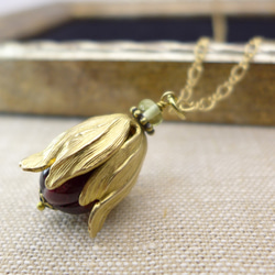 The fruit or flowerbud, Glass and brass necklace, Deep Red 第2張的照片