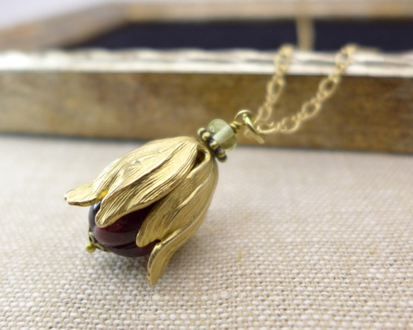 The fruit or flowerbud, Glass and brass necklace, Deep Red 第2張的照片