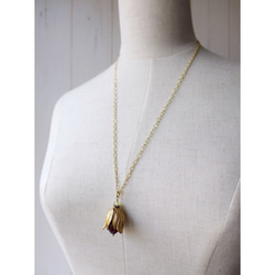 The fruit or flowerbud, Glass and brass necklace, Deep Red 第3張的照片