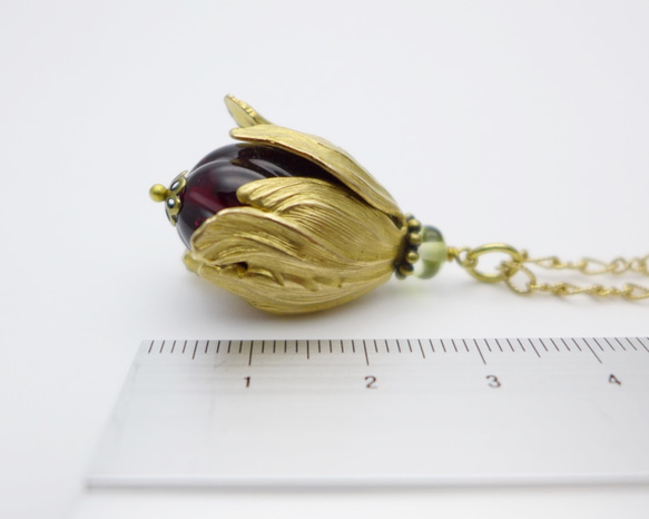 The fruit or flowerbud, Glass and brass necklace, Deep Red 第4張的照片