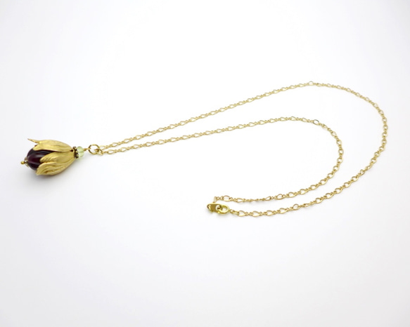 The fruit or flowerbud, Glass and brass necklace, Deep Red 第6張的照片