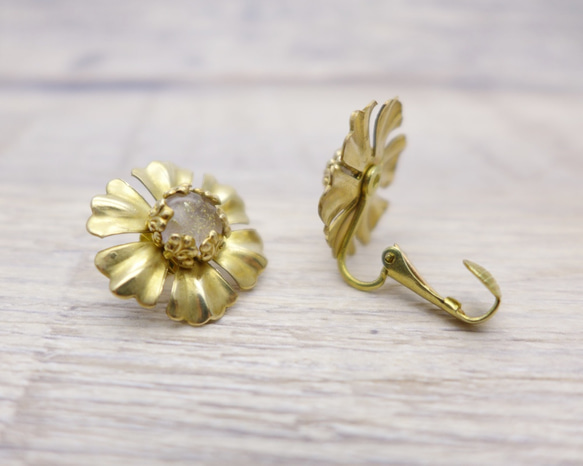 黃銅和玻璃耳環花乳白色金葉：復古老式古董 第2張的照片