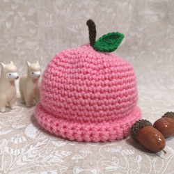 かぎ針編み ピンク色のりんごの帽子【お人形サイズ】 1枚目の画像