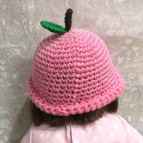 かぎ針編み ピンク色のりんごの帽子【お人形サイズ】 3枚目の画像