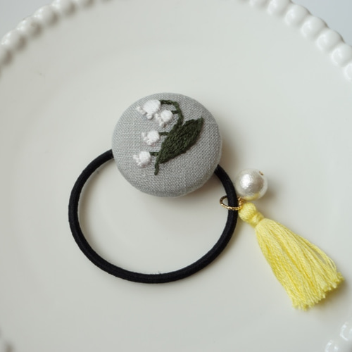 お花刺繍のくるみボタンヘアゴム＊すずらん ヘアゴム suimo-amaimo