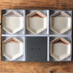 【結婚祝いにオススメ♡ペアギフトボックス】六角豆皿（マリアージュライン）5枚セット 2枚目の画像