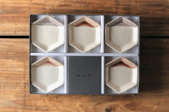 【結婚祝いにオススメ♡ペアギフトボックス】六角豆皿（マリアージュライン）5枚セット 2枚目の画像