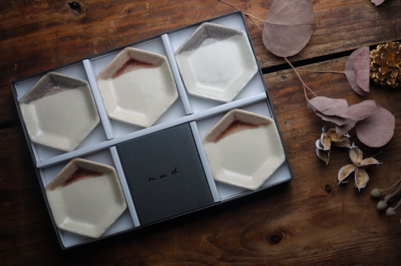 【結婚祝いにオススメ♡ペアギフトボックス】六角豆皿（マリアージュライン）5枚セット 3枚目の画像