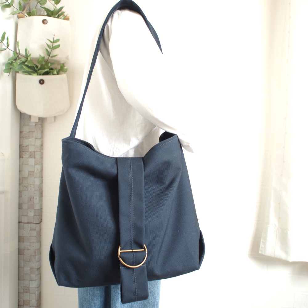 ネイビー☆8号帆布のワンショルダートート☆A4横型マチ広サイズ