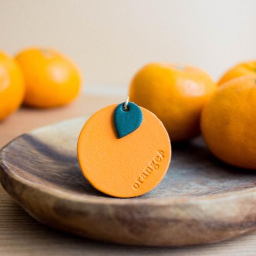 みかん》名入れのできる本革キーホルダー その他携帯アクセサリー