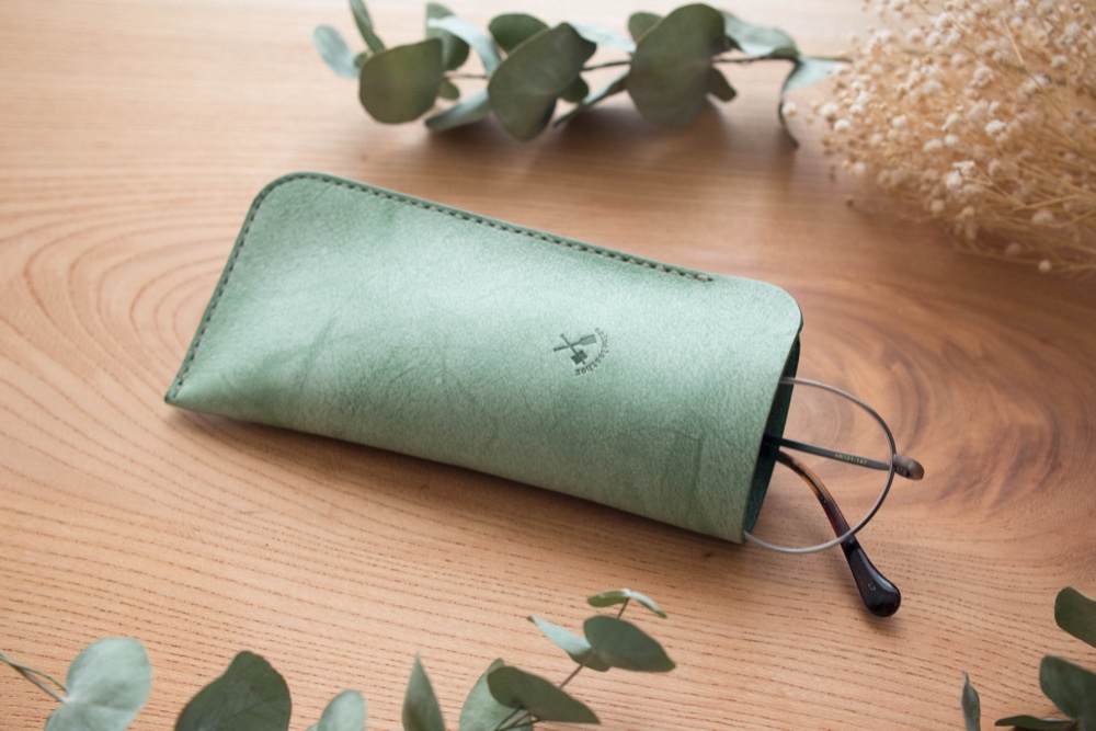 気まぐれレザーのメガネケース・若草色　《名入れ対応》