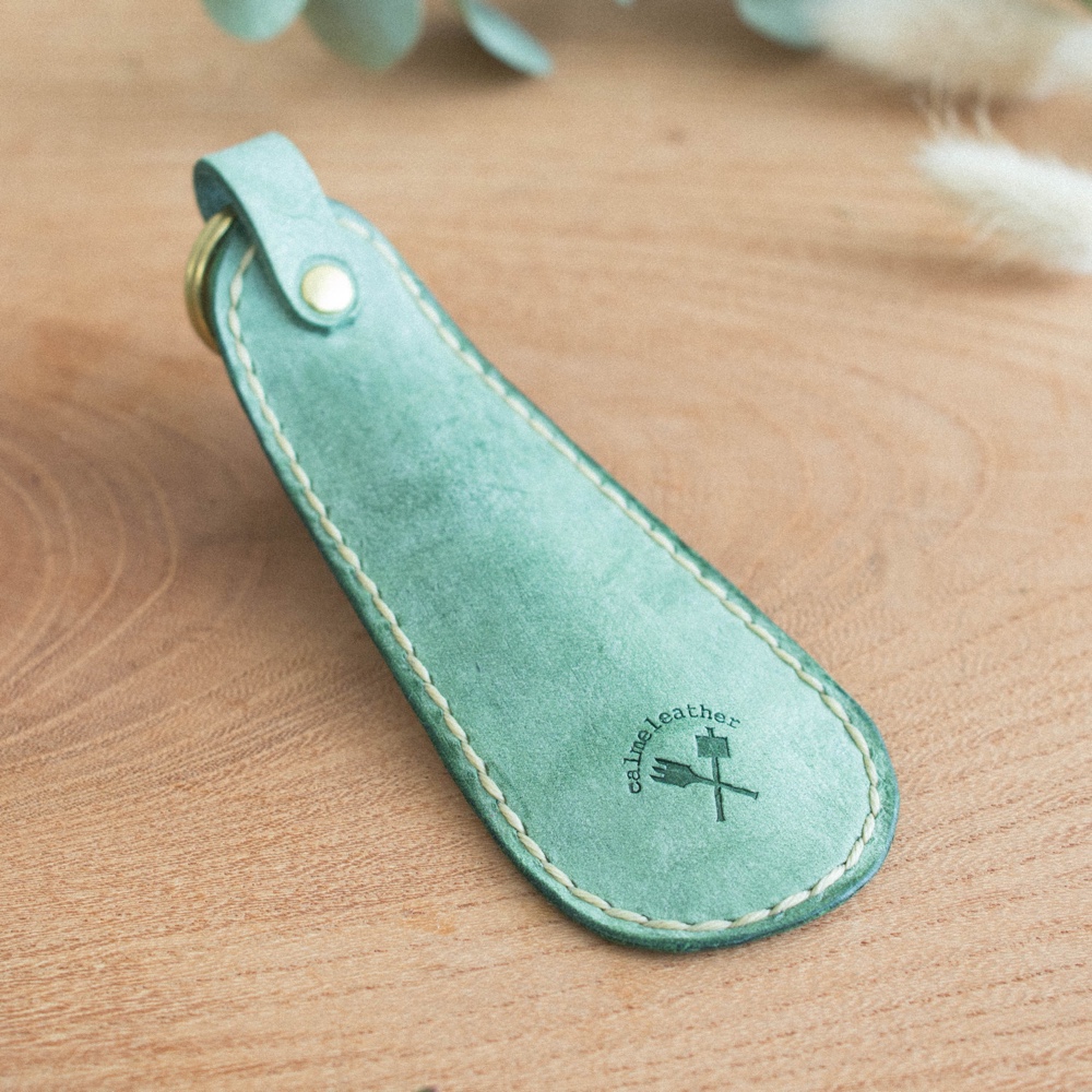 《男性へのギフトに》名入れのできる本革シューホーン_気まぐれレザー(若草色)