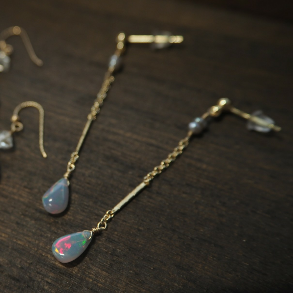 14kgf カラーオパールとシリマナイトのピアス 14kgf カラーオパールと