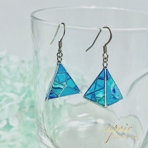 レジン ステンドグラス 三角 ピアス/イヤリング ピアス（スタッド・一