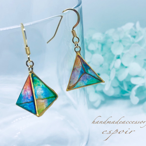 レジン ステンドグラス 三角 ピアス/イヤリング ピアス（スタッド・一