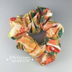 専用❤︎線画フラワー柄×オレンジベージュ❤︎チャーム付きシュシュ 専用❤︎線画フラワー柄×オレンジベージュ❤︎チャーム付きシュシュ お