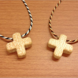 小さな十字架ネックレス（メープル＋絹紐） 2枚目の画像