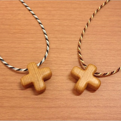 小さな十字架ネックレス（屋久杉＋絹紐） 1枚目の画像