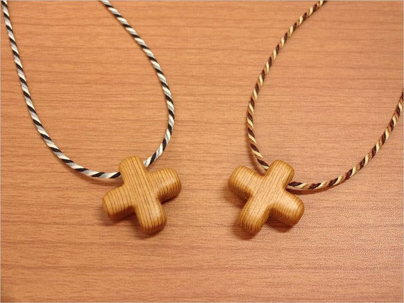 小さな十字架ネックレス（屋久杉＋絹紐） 1枚目の画像