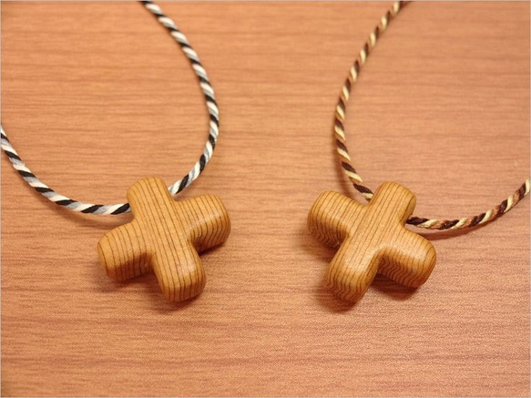 小さな十字架ネックレス（屋久杉＋絹紐） 2枚目の画像