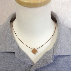 小さな十字架ネックレス（屋久杉＋絹紐） 4枚目の画像