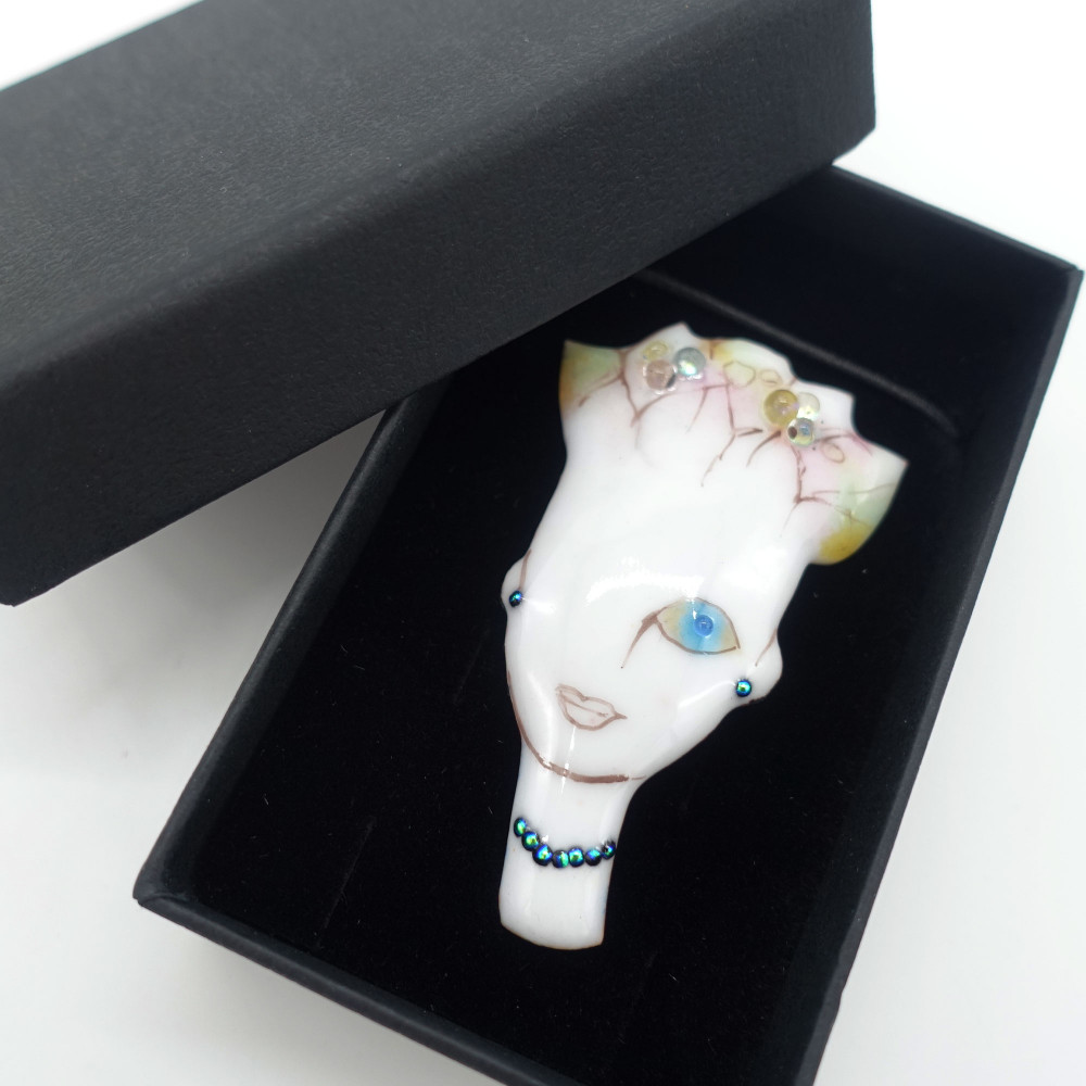 「花と乙女」typeB-2の七宝焼ブローチ【受注制作】