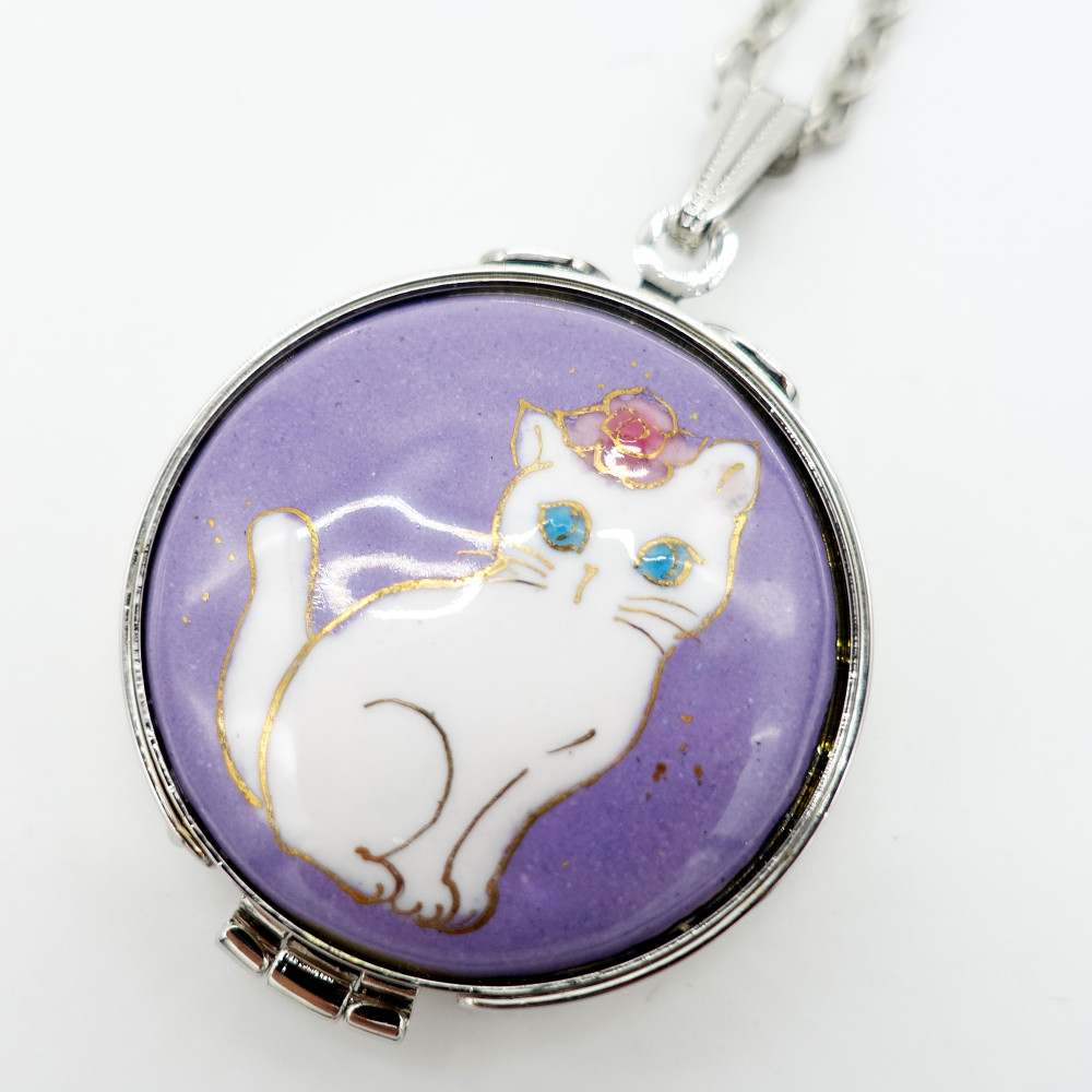 バラのティアラ白猫の七宝焼のルーペ付ペンダント【受注制作】
