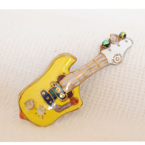エレキギター[黄]の七宝焼ピンブローチ(ピンバッジ)【受注制作】 1枚目の画像