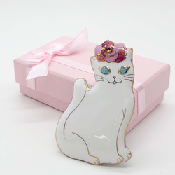 バラ(ピンク)のティアラをかぶった白猫の七宝焼ブローチ【受注制作】 3枚目の画像
