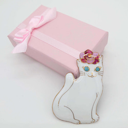 バラ(ピンク)のティアラをかぶった白猫の七宝焼ブローチ【受注制作】 4枚目の画像