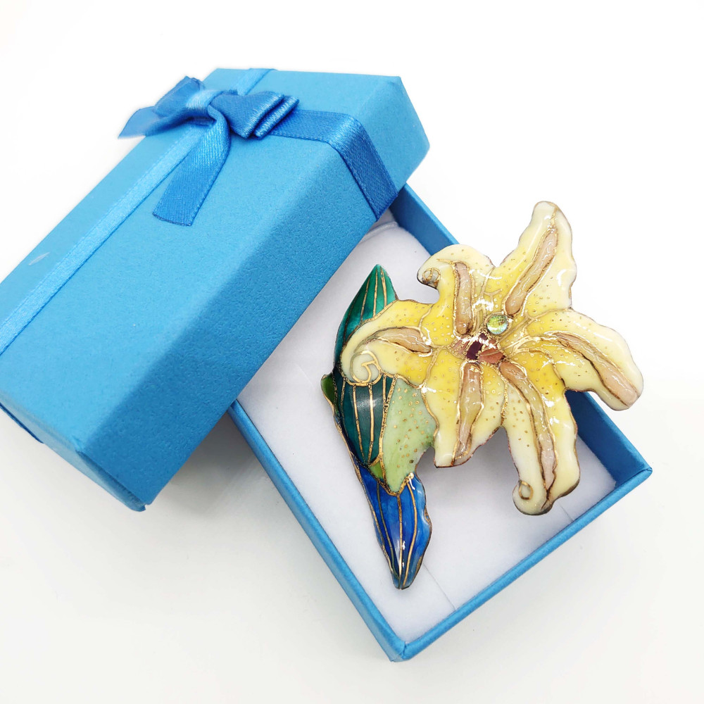 黄色のユリの七宝焼ブローチ[受注制作]